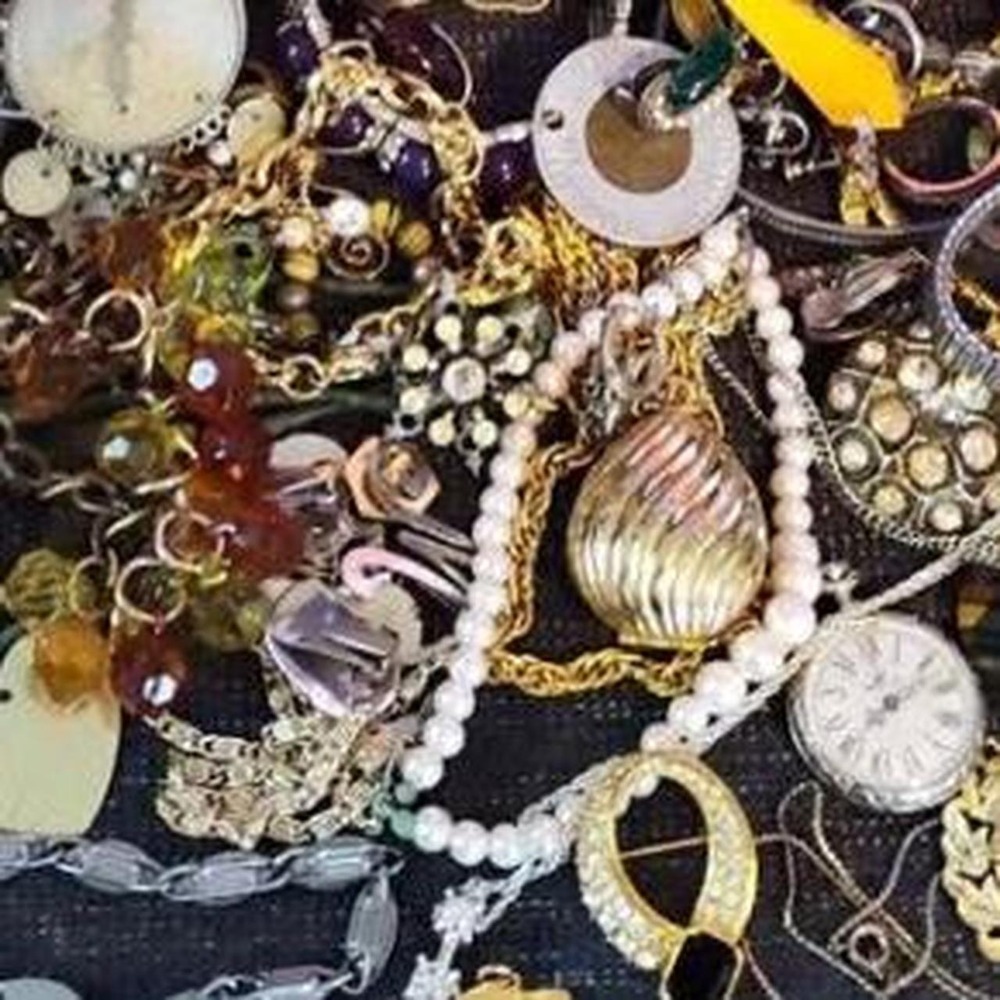 40 pieces of vintage jewelry mystery lot and selected
